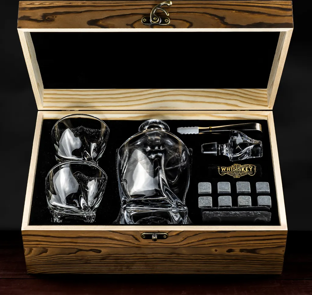 Whisiskey - Whisky Karaffe – Twisted Dekanter Set - Whiskey Karaffe Set - 1000ML - Geschenke Für Männer - Inkl. 8 Whisky Steine, Zange & 2 Whisky Gläser – Bild 2