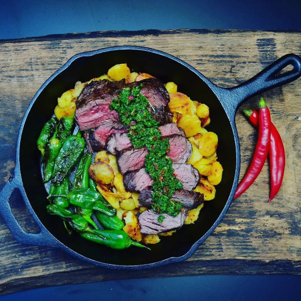 BBQ-Toro Gusseisenpfanne | Ø 24 Cm | Preseasoned | Gusseisen-Pfanne Mit Zwei Ausgießer, Stielpfanne – Bild 3